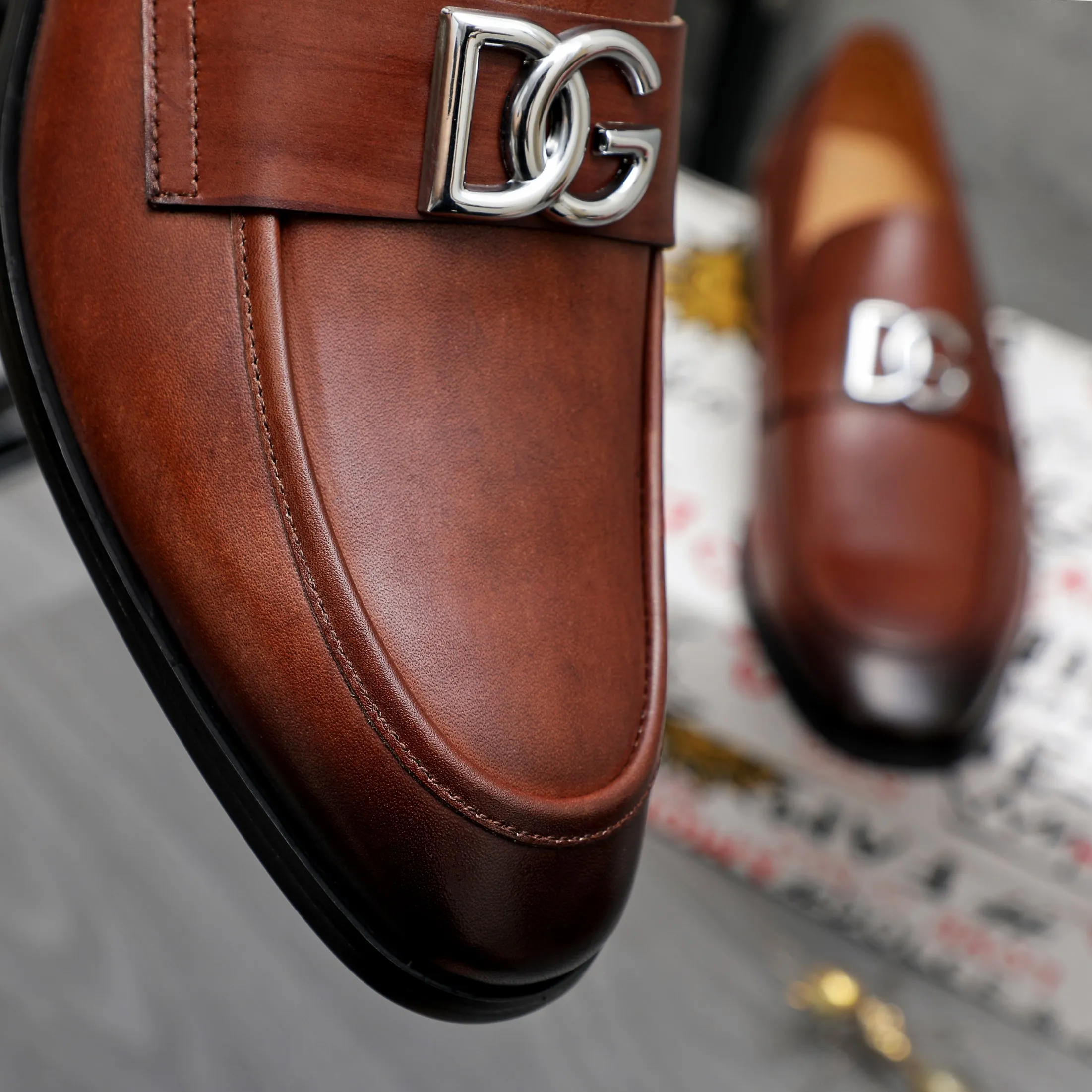 Men's shoes 💰500 Product trademark: DG (Dolce & Gabbana) business casual leather shoes Regular size: 38-45 (45 is custom-made and non-returnable) Product materials: Selected high-quality color-brushed cowhide upper, cowhide lining, original outsole